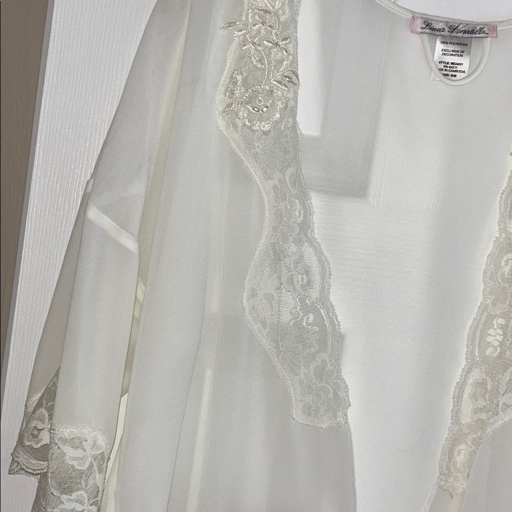 Elegant White Lace Women's Bridal Nightgown & Robe Set - Picture 8 of 10
